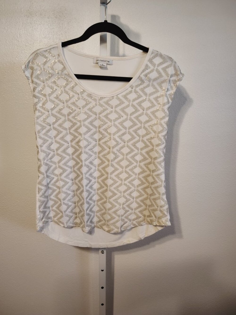 Liz Claiborne Women's Top Size Medium Geometric Chevron Pattern Scoop Neck White